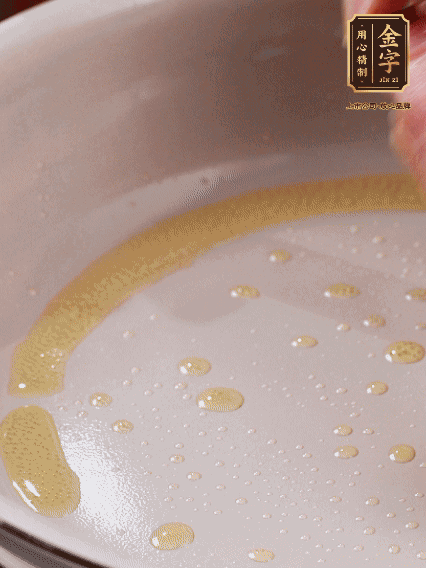 少許菜籽油，姜絲、咸肉煸出油脂香味