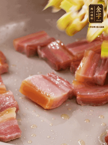 再放春筍翻炒一下，倒入砂鍋中，加適量的熱水，大火燜煮6分鐘