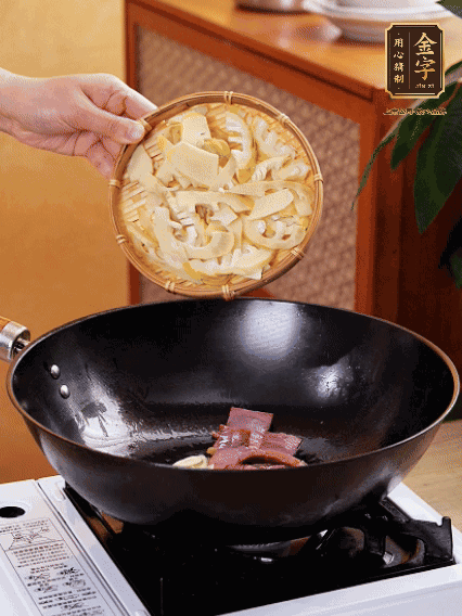 油熱，下蒜末、火腿煸炒出香味，再下筍片微微翻炒