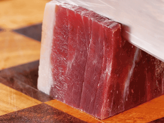 金字火腿去皮切片，溫水浸泡5分鐘