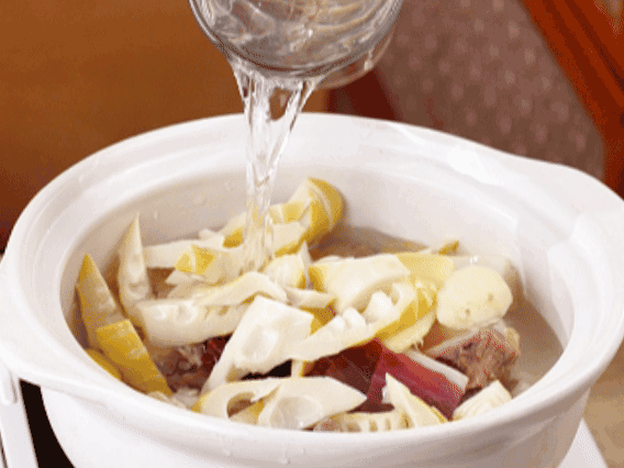 砂鍋中依次放入姜片、雞肉、春筍、火腿，加入足量的水，大火燒開后，轉(zhuǎn)小火燉40分鐘