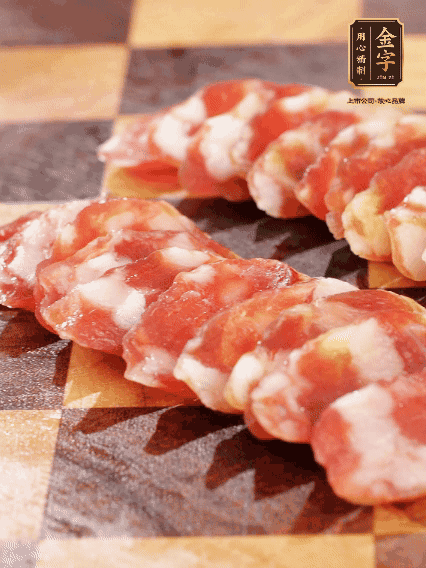 金字香腸切片，蘆筍去皮切丁