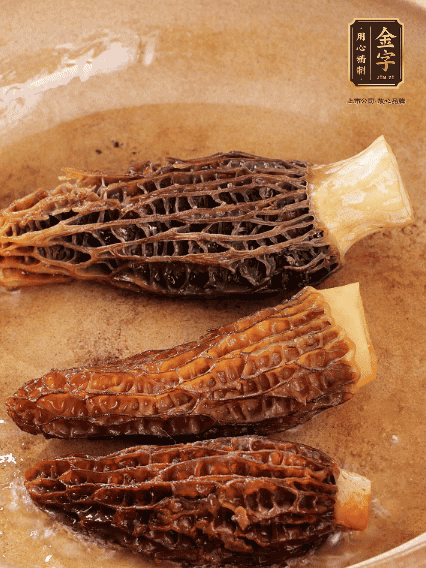 少許油，新鮮羊肚菌煎香