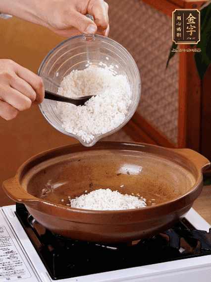 砂鍋中倒入煎羊肚菌的油，涂勻。加入提前浸泡過1小時(shí)的生米，再加入和生米齊平的水,,蓋蓋子，大火煮沸后轉(zhuǎn)小火煮至水分微干