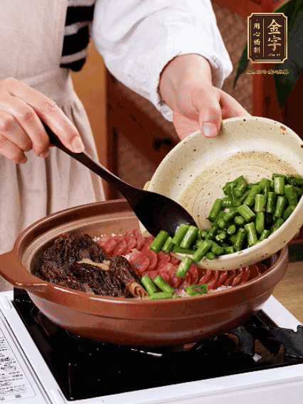 鋪上金字香腸、羊肚菌、蘆筍，蓋蓋子燜7分鐘