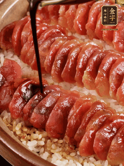 淋上醬汁攪拌均勻
調(diào)一個(gè)醬汁：生抽2匙、老抽半匙、蠔油半匙、白砂糖1/3匙、雞精1/3匙、香油5滴、水1匙