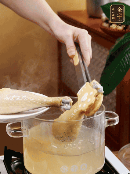 雞腿冷水下鍋，加蔥姜焯水，洗凈備用