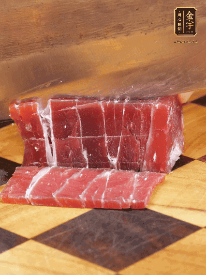 金字飄香火腿塊切片，溫水浸泡5分鐘