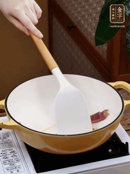 油熱，姜絲、火腿微微煸出香味