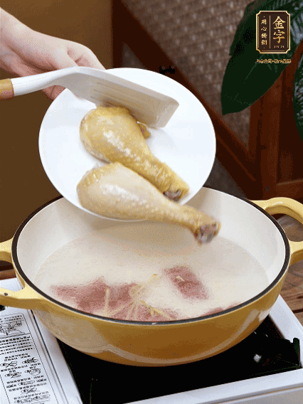 倒清水，放雞腿，大火煮開轉(zhuǎn)中小火煮20分鐘