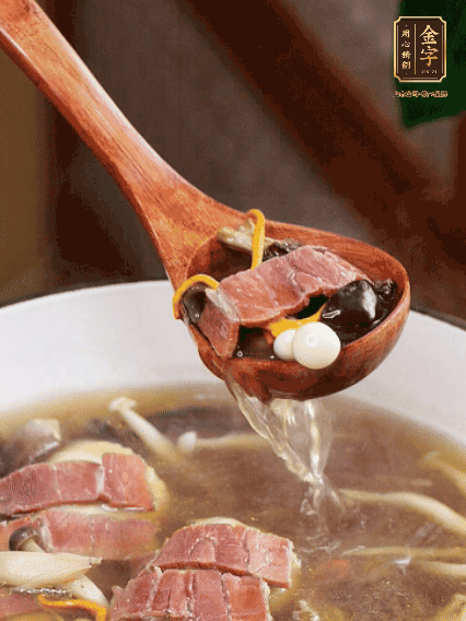 加羊肚菌、雞縱菌、蟲草花、海鮮菇、白玉菇再煮20分鐘