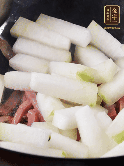 再下冬瓜微微煸炒，加一小碗水，中小火煨5分鐘