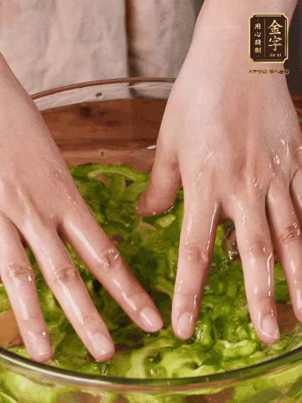 苦瓜去瓤切片，用鹽腌20分鐘，反復(fù)洗凈去苦味