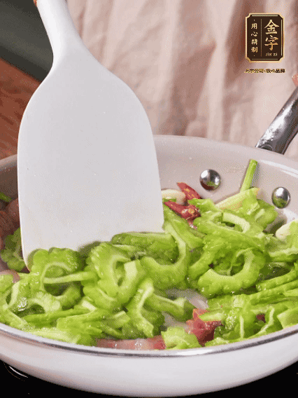 熱油，火腿、蔥姜、干辣椒煸香，再下苦瓜翻炒