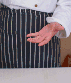 小蔥切碎，淡火腿切碎。