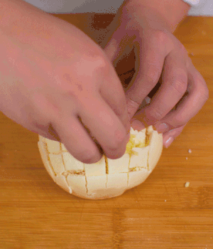 在縫隙里塞適量馬蘇里拉奶酪、再塞入淡火腿碎。