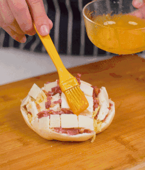 放在烤盤上，表面先刷一層玉米油，再刷一層蛋黃液。