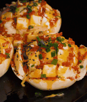 灑適量小蔥和黑芝麻，放入預(yù)熱的烤箱180度15分鐘。