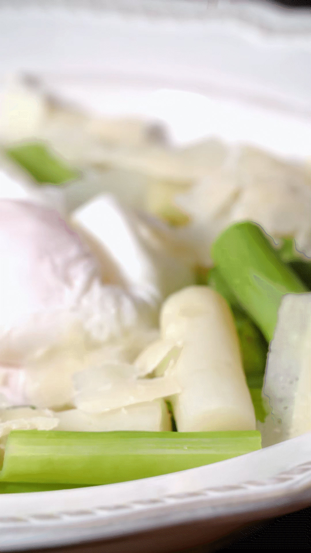 盤中放上蘆筍和雞蛋后，刨上適量干酪
