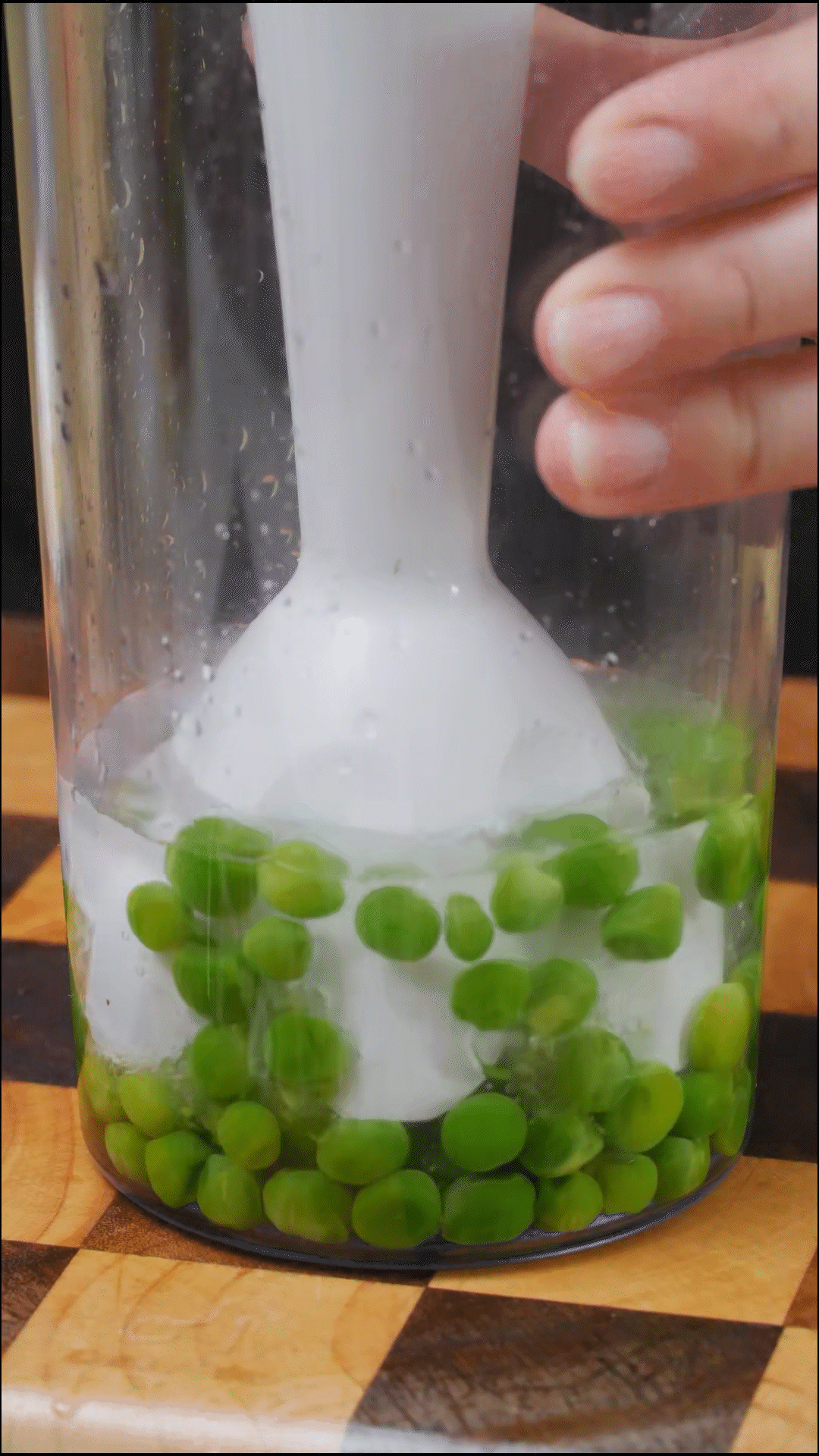 斷生的豌豆加水和大蒜，放入料理機(jī)打成糊狀
