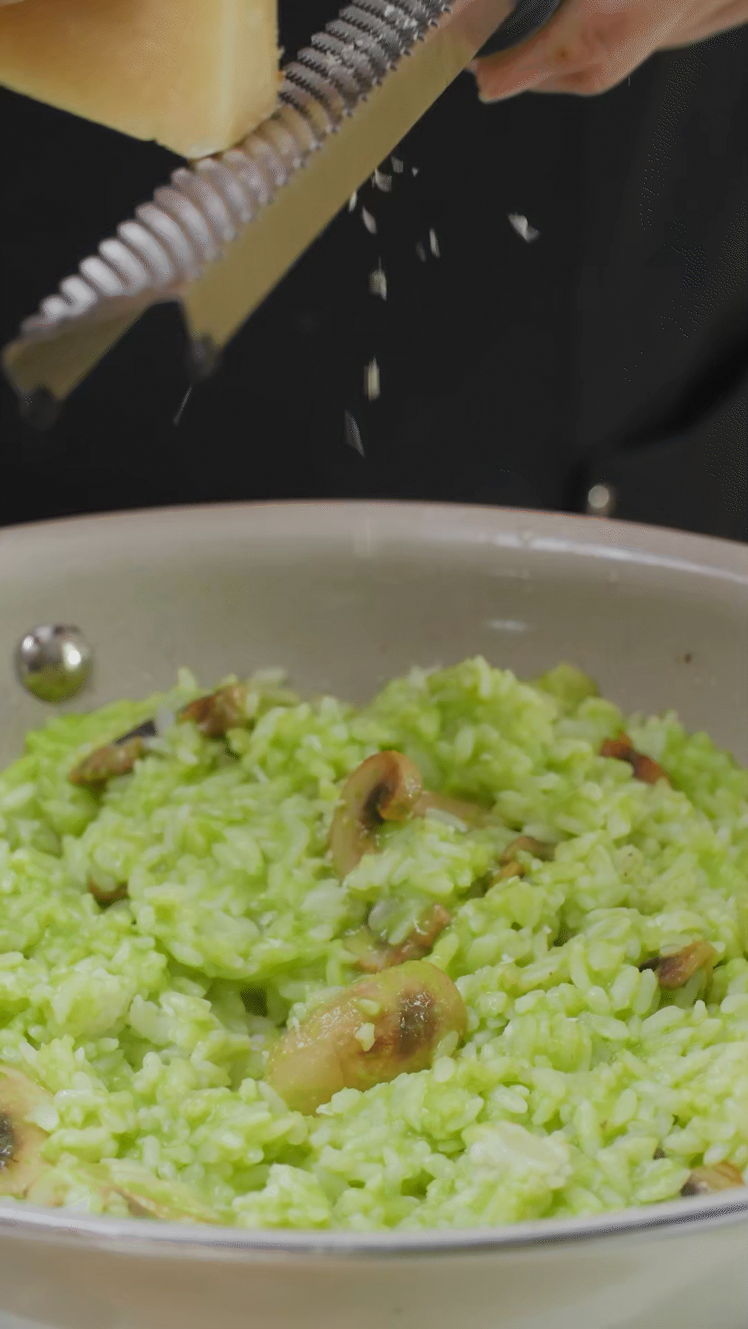 倒入豌豆泥、干酪、一塊黃油和黑胡椒海鹽調(diào)味
