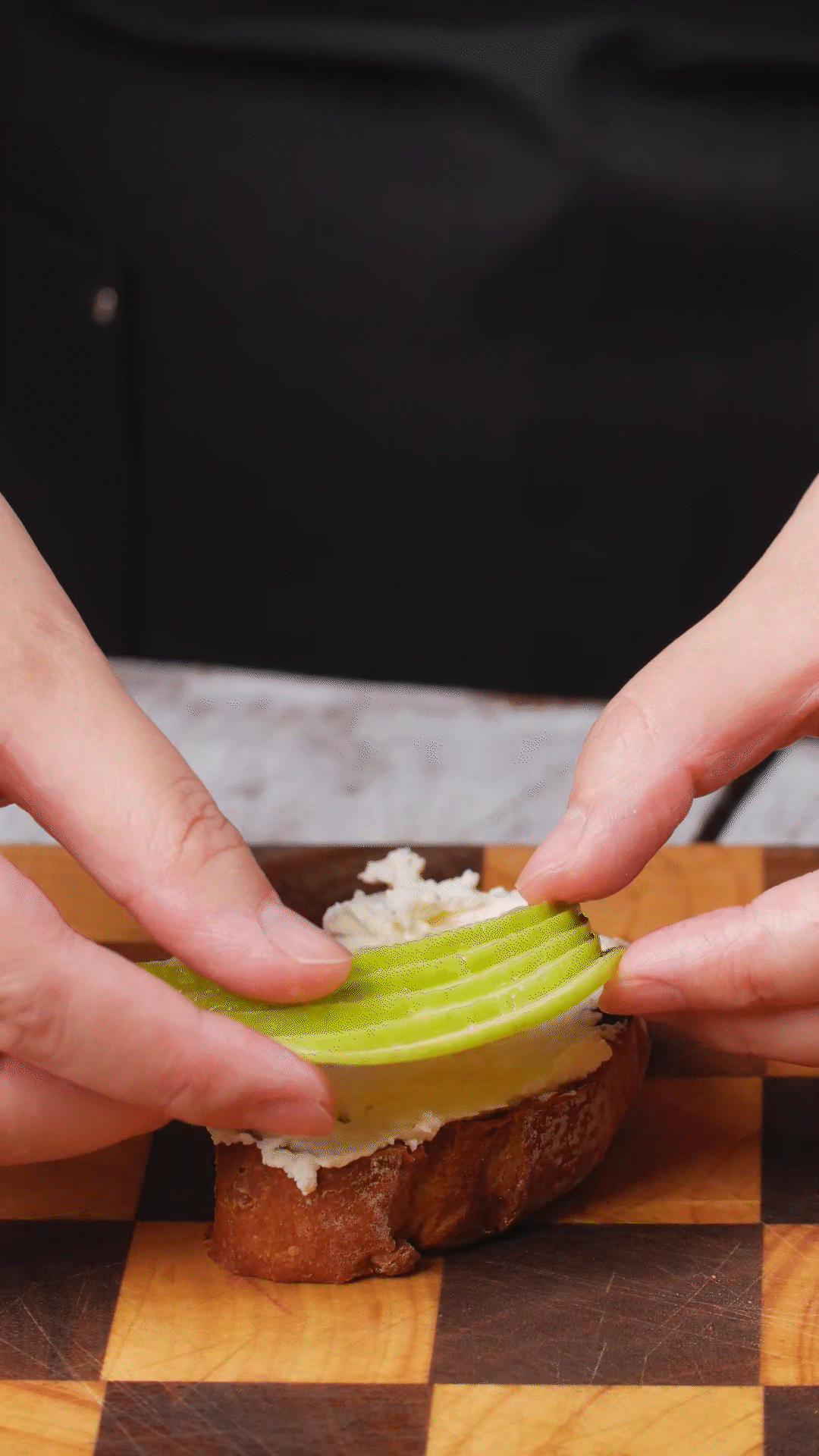 歐包抹上奶酪依次放上：蘋果、梨、藍(lán)莓
