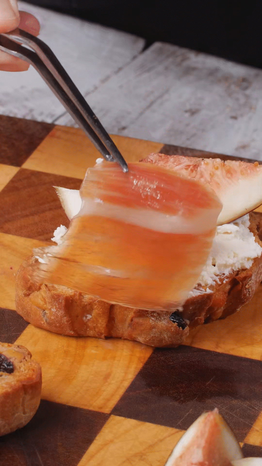 歐包抹上奶酪，放上無(wú)花果
