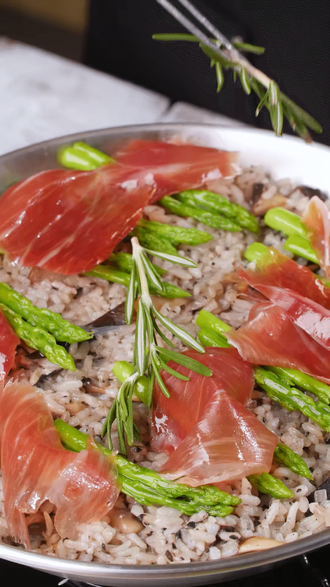 放上巴瑪火腿和蘆筍、點綴迷迭香、三色堇